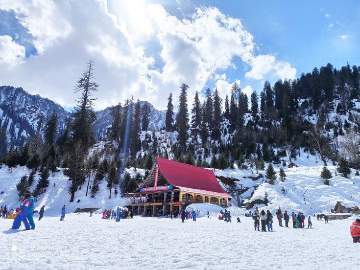 Manali hill station covered with snow in Himachal Pradesh